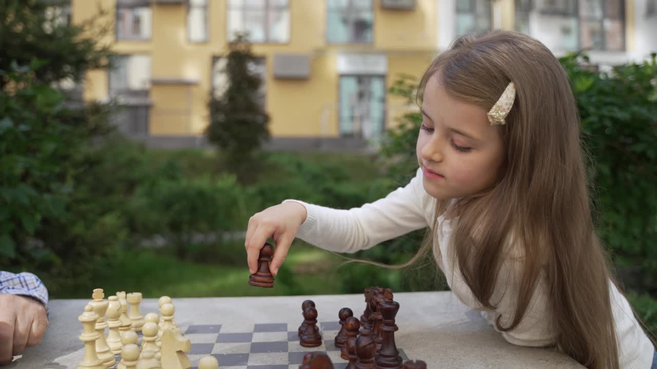 爷爷教聪明的孙子下棋视频素材