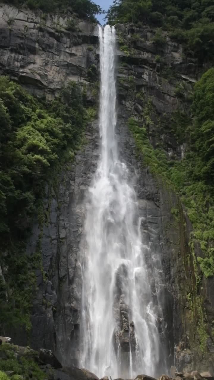 垂直形式的瀑布视频素材