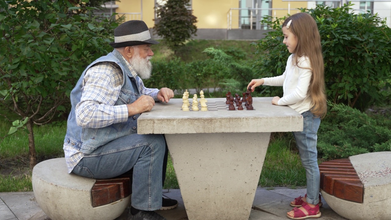 爷爷和心爱的孙女下棋视频素材