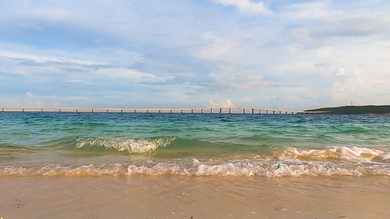 Yonaha前滨海滩近黄昏宫古岛，冲绳海浪定点视频视频素材