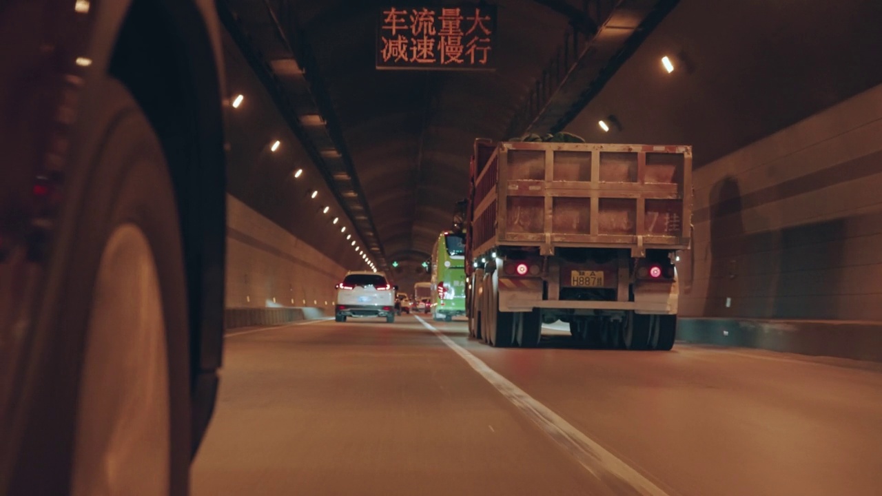 高速公路隧道中的汽车行驶视频素材