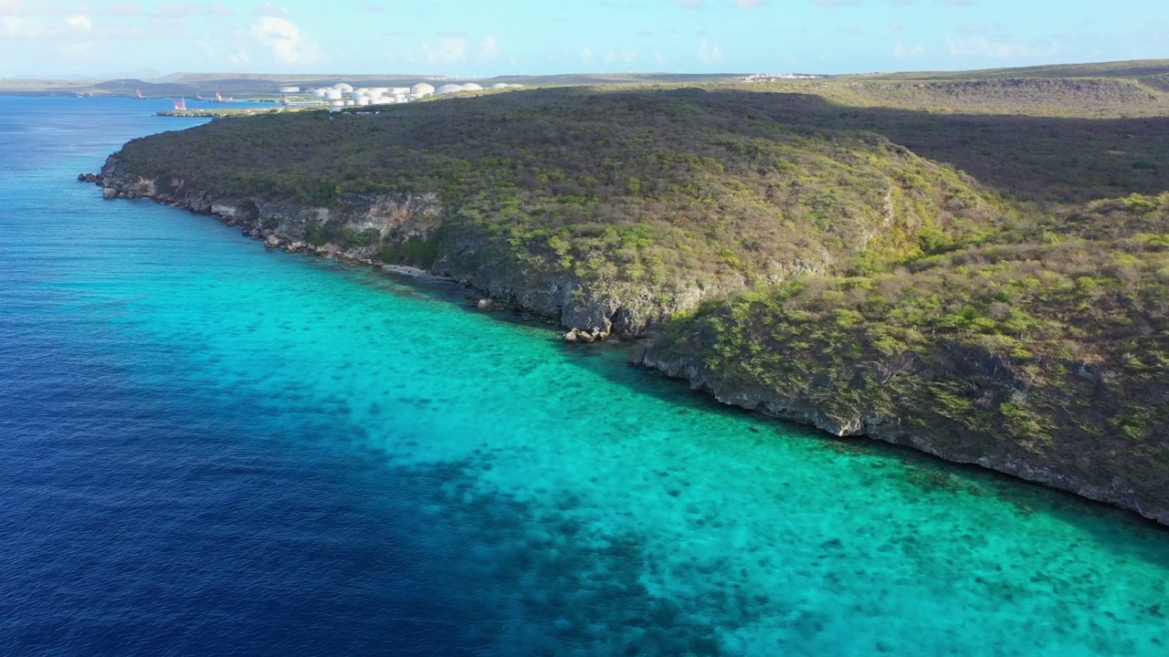 库拉索岛加勒比海沿岸的鸟瞰图，碧蓝的海水、悬崖、海滩和美丽的珊瑚礁视频素材