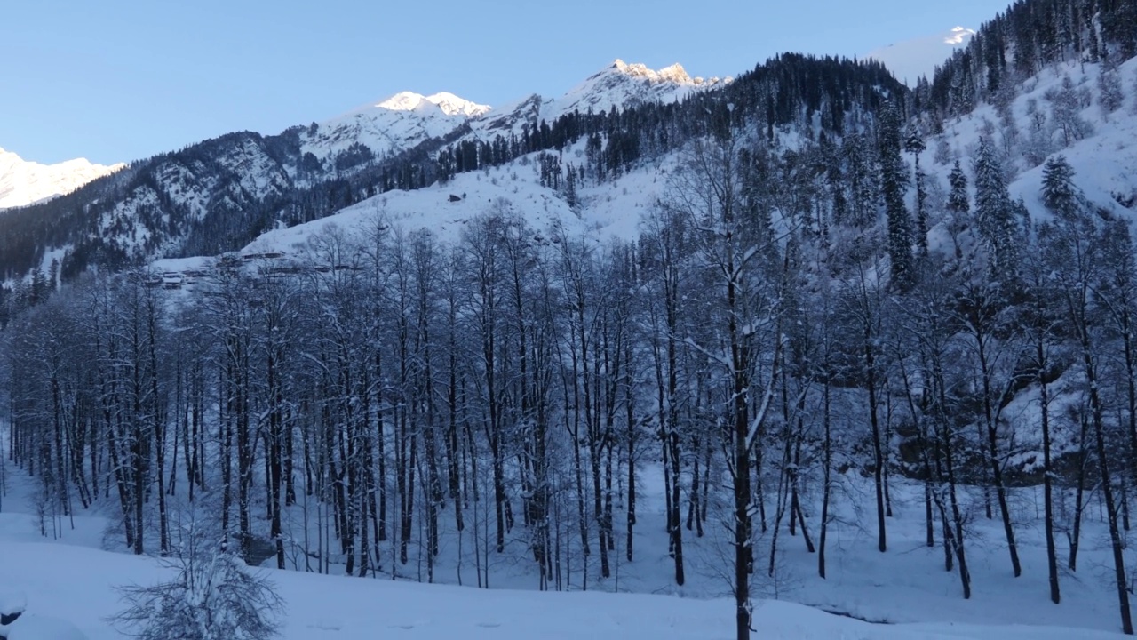 白雪覆盖美丽的山谷山景。惊人的雪景在山上。视频素材