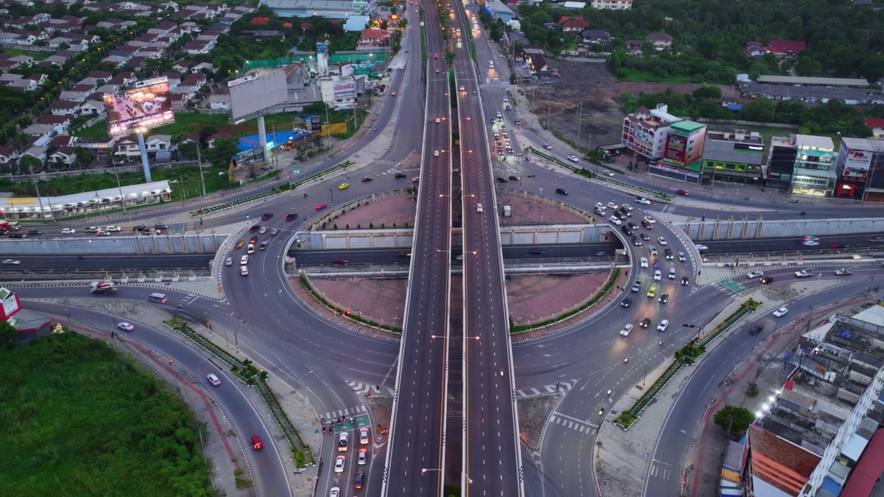 鸟瞰图，高速公路绕行路口，夜间交通桥梁横跨主干道，方便汽车用户在道路交通或未来的概念。视频下载