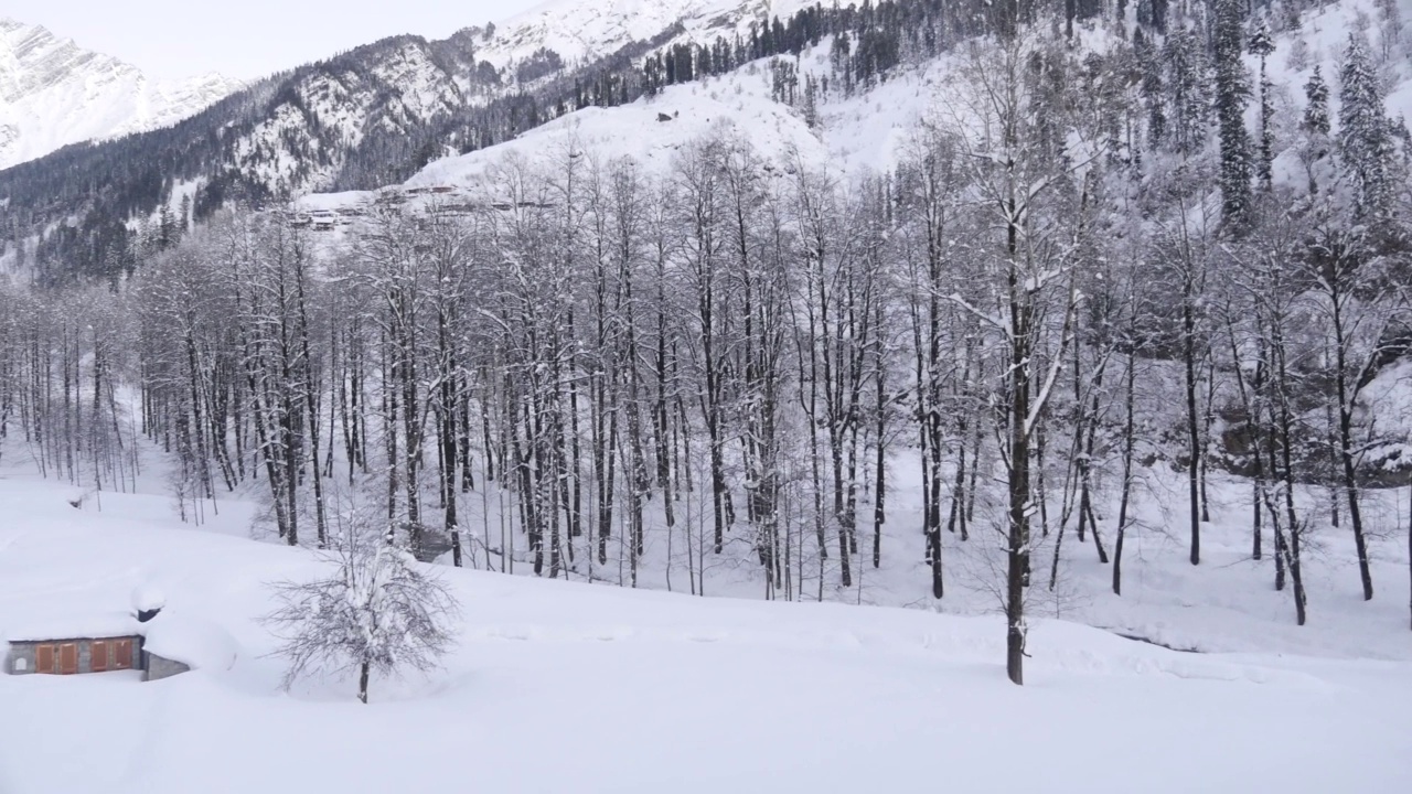 白雪覆盖美丽的山谷山景。惊人的雪景在山上。视频素材