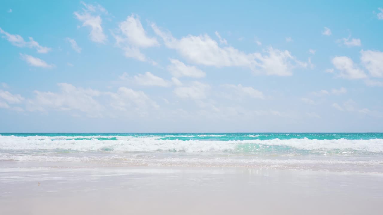 全景海滩蓝天最好的海浪溅沙夏天。视频素材