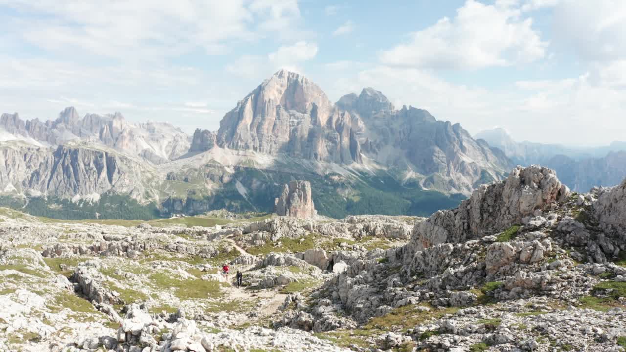 在意大利Dolomites的Cinque Torri徒步视频素材