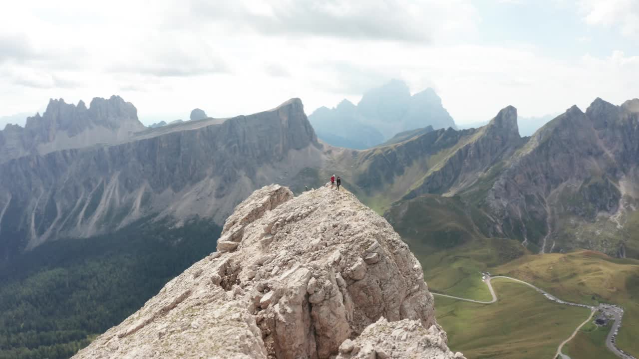 登山者在山上，Passo Giau, Dolomites，意大利视频素材