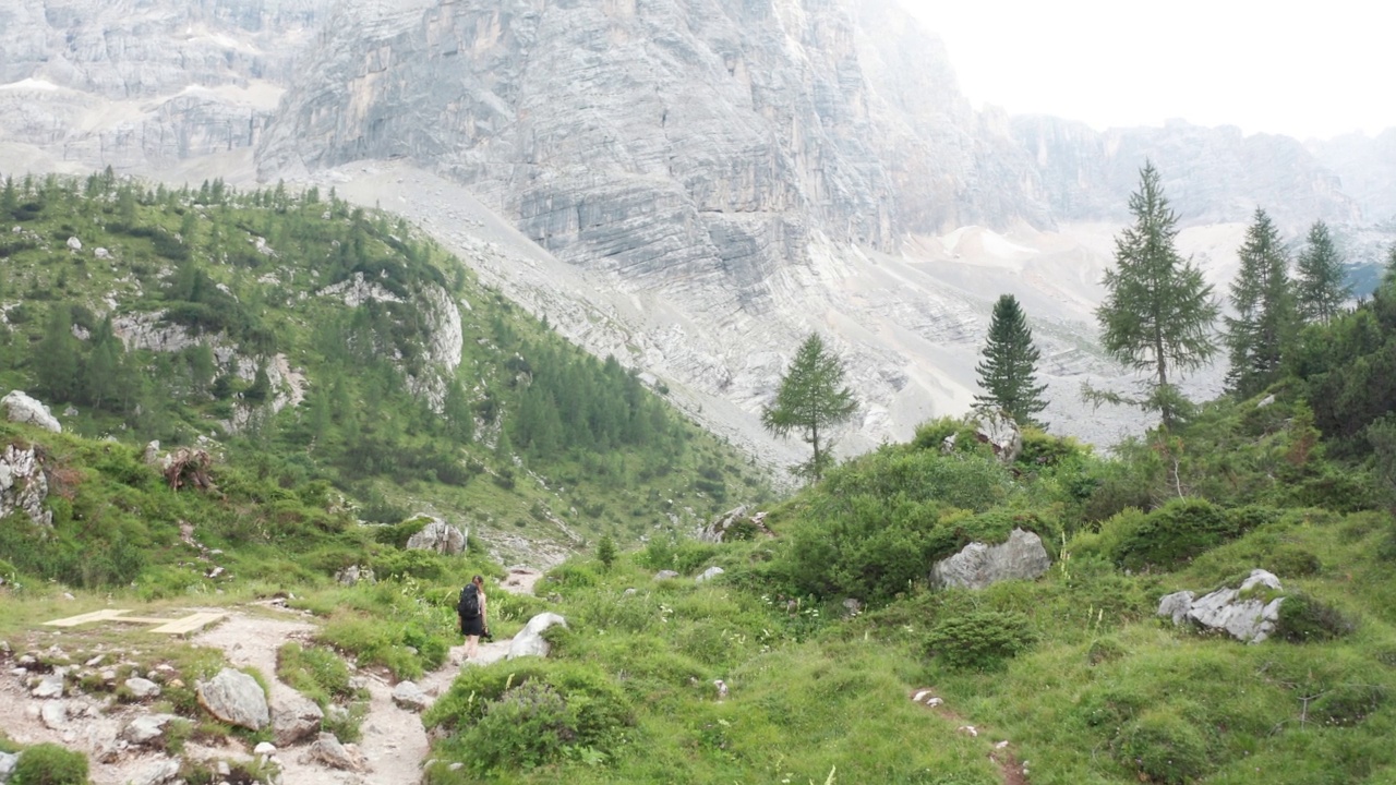 在阿尔卑斯山徒步旅行的女性视频素材