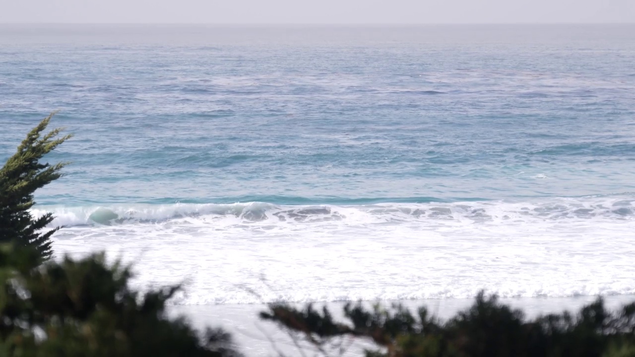 海洋沙滩，加利福尼亚海岸，海水波浪撞击。多雾的天气。视频素材