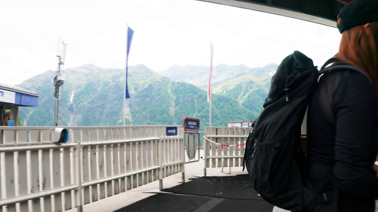 女性徒步旅行者登上山上的滑雪缆车视频素材