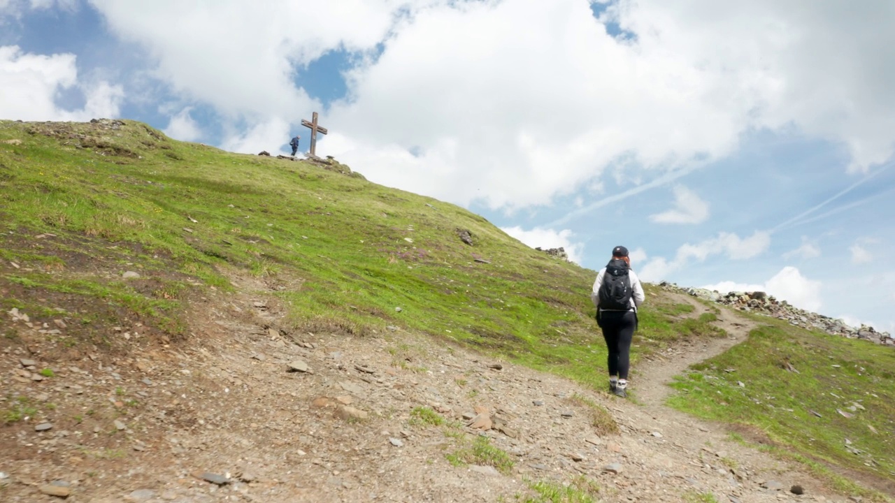 在阿尔卑斯山徒步旅行的女性视频素材