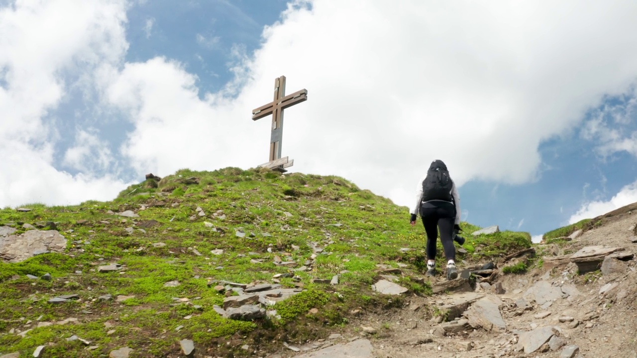 在阿尔卑斯山徒步旅行的女性视频素材