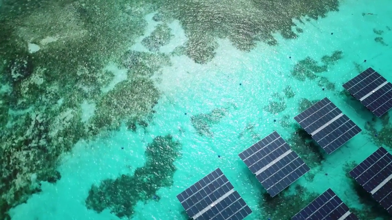 马尔代夫海上建造的太阳能电池板鸟瞰图视频素材