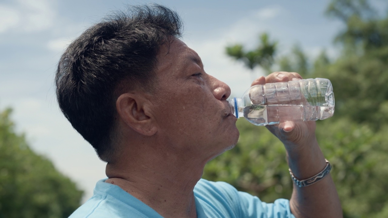 饮水休息志愿者视频素材