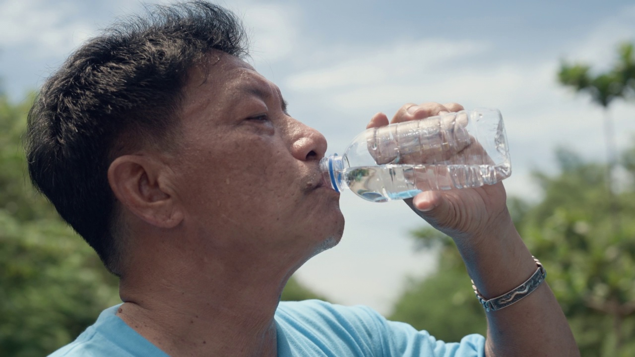 饮水休息志愿者视频素材