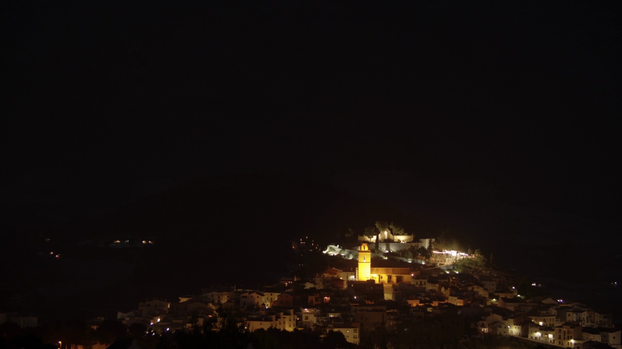 西班牙波洛普山上小镇的夜景视频素材