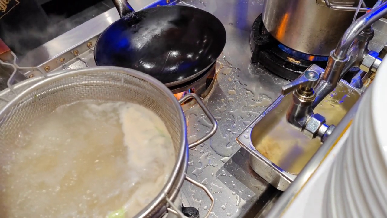 各种各样的肉类，如鸡肉、牛肉和蔬菜，是由一个专业的厨师在一个亚洲餐厅的炒锅准备视频素材