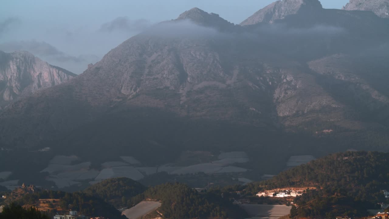 西班牙，山景，底部有村庄和温室视频素材