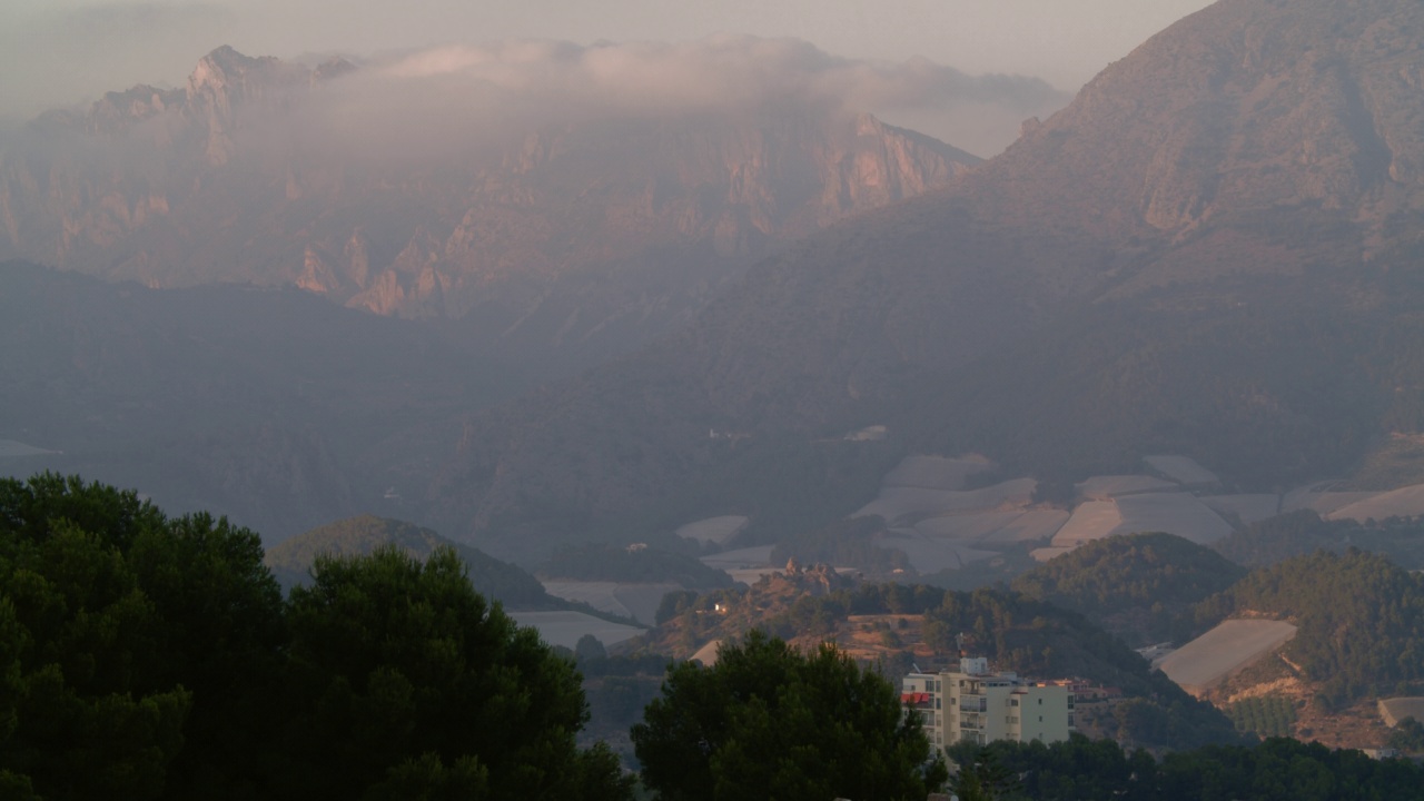 西班牙，山景，底部有温室视频素材