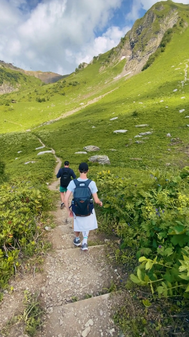 漫步山间，欣赏美景视频素材