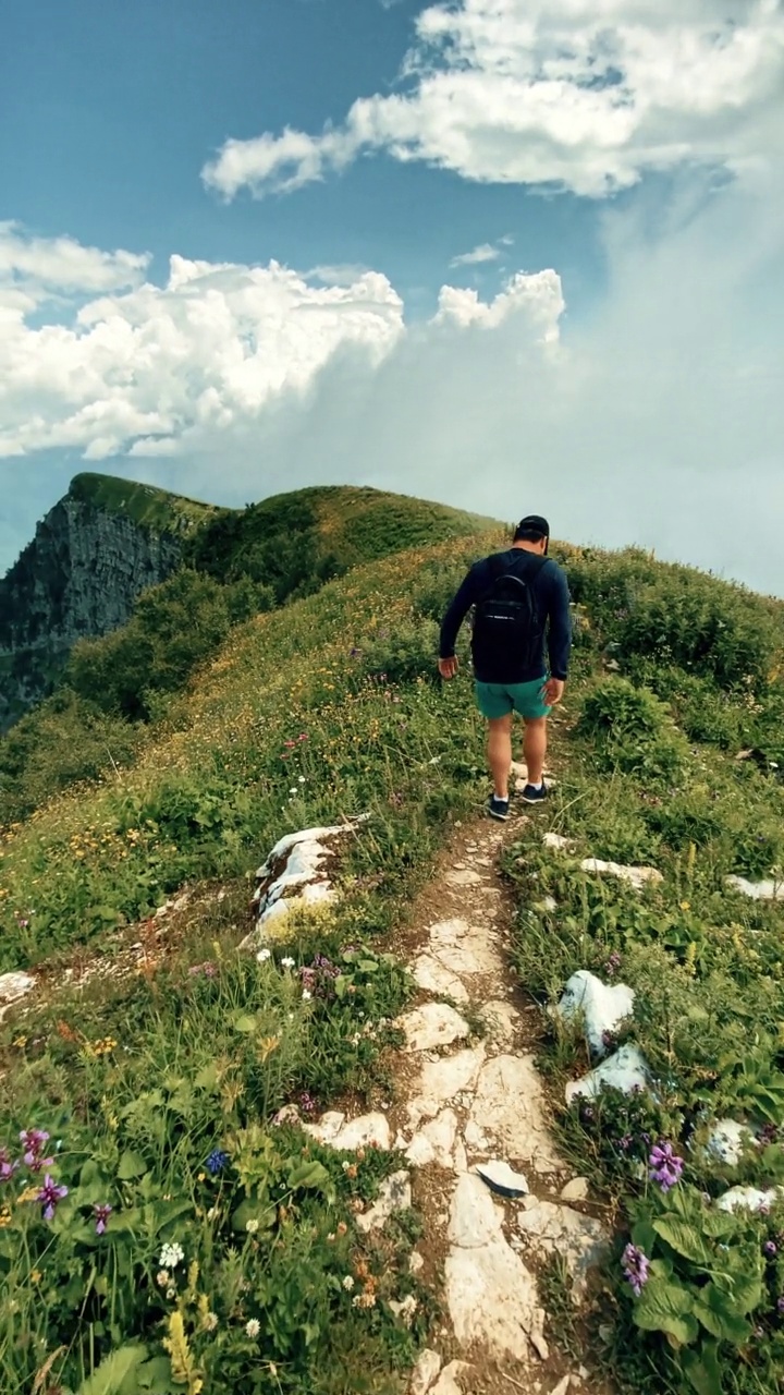 在美丽的山间徒步旅行视频素材