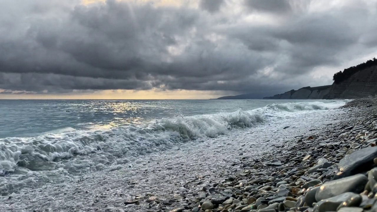 暴风雨天气时海浪视频素材