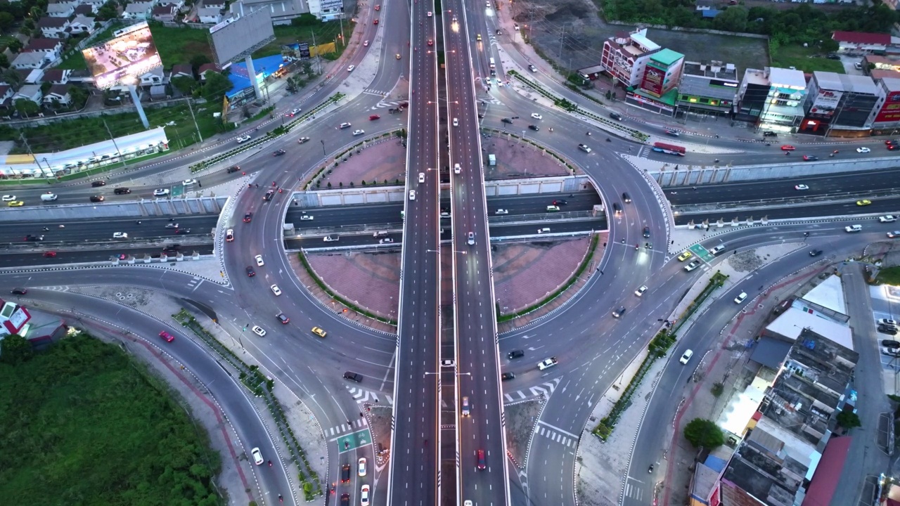 鸟瞰图，高速公路绕行路口，桥跨主要道路交通，方便汽车用户的道路交通或未来的概念。视频素材