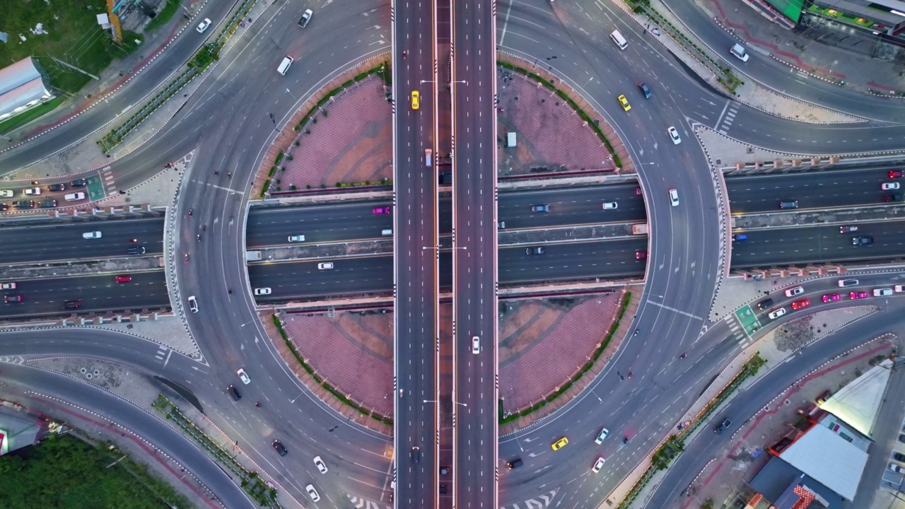 鸟瞰图，高速公路环行路口，桥跨主要道路交通，方便汽车用户在道路交通或未来的概念。视频素材