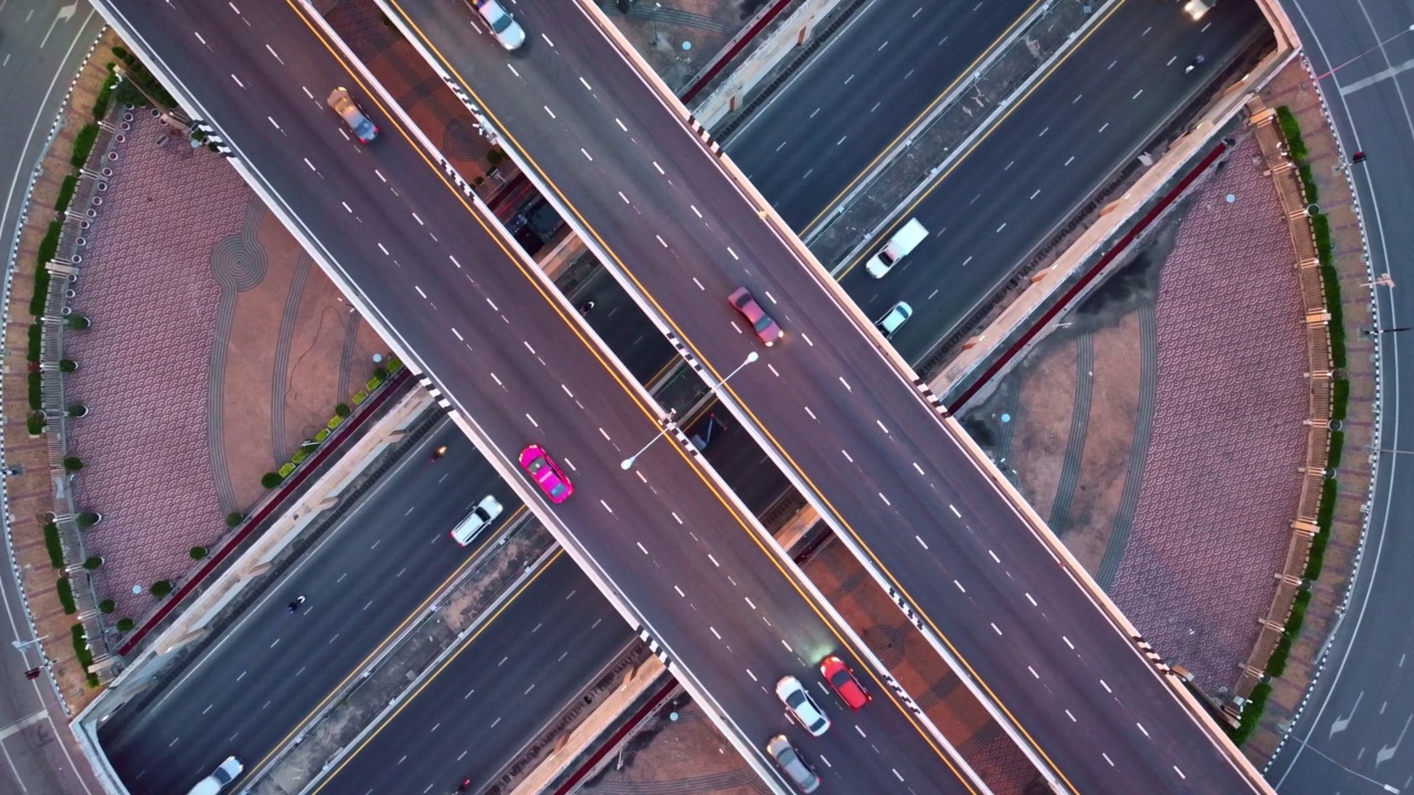 鸟瞰图，高速公路环行路口，桥跨主要道路交通，方便汽车用户在道路交通或未来的概念。视频下载