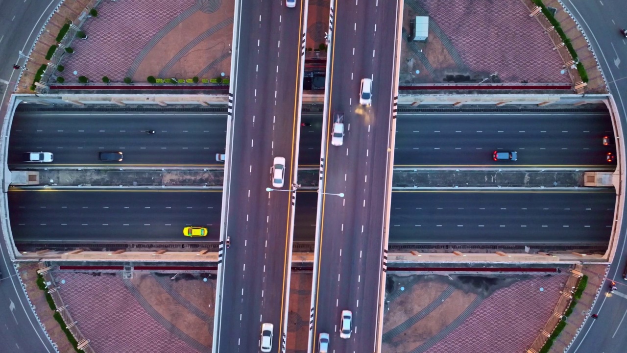 鸟瞰图，高速公路环行路口，桥跨主要道路交通，方便汽车用户在道路交通或未来的概念。视频素材