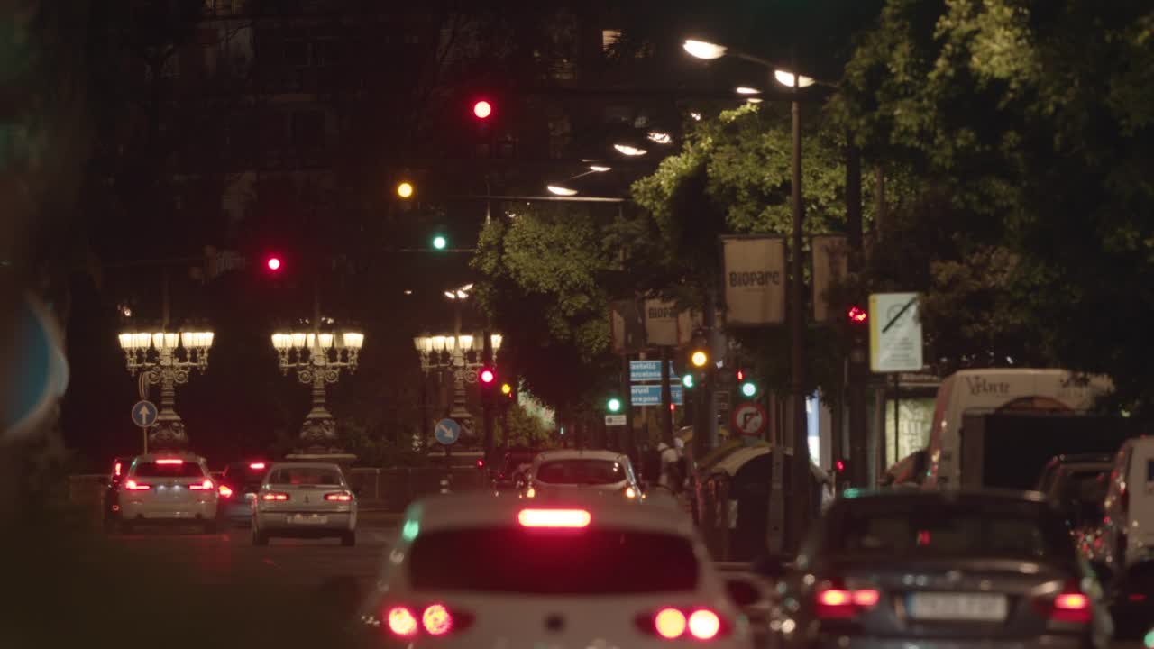 夜间城市的汽车交通。有交通灯的道路规则视频素材