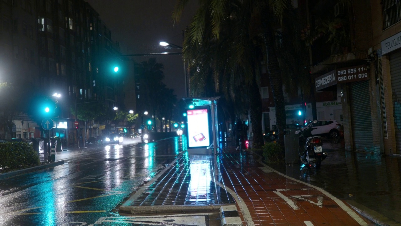 西班牙巴伦西亚雨天的灯光夜景视频素材