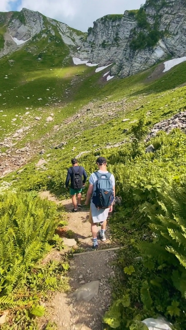 在美丽的山间徒步旅行视频素材