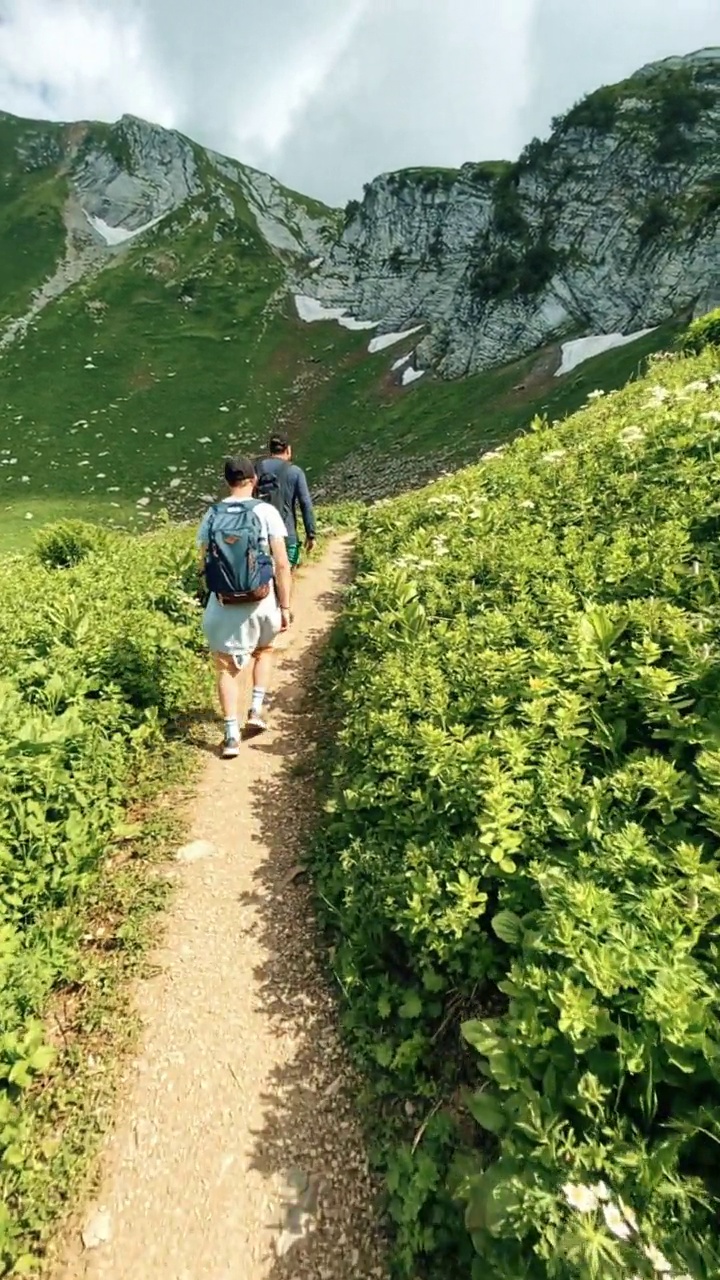 在美丽的山间徒步旅行视频素材