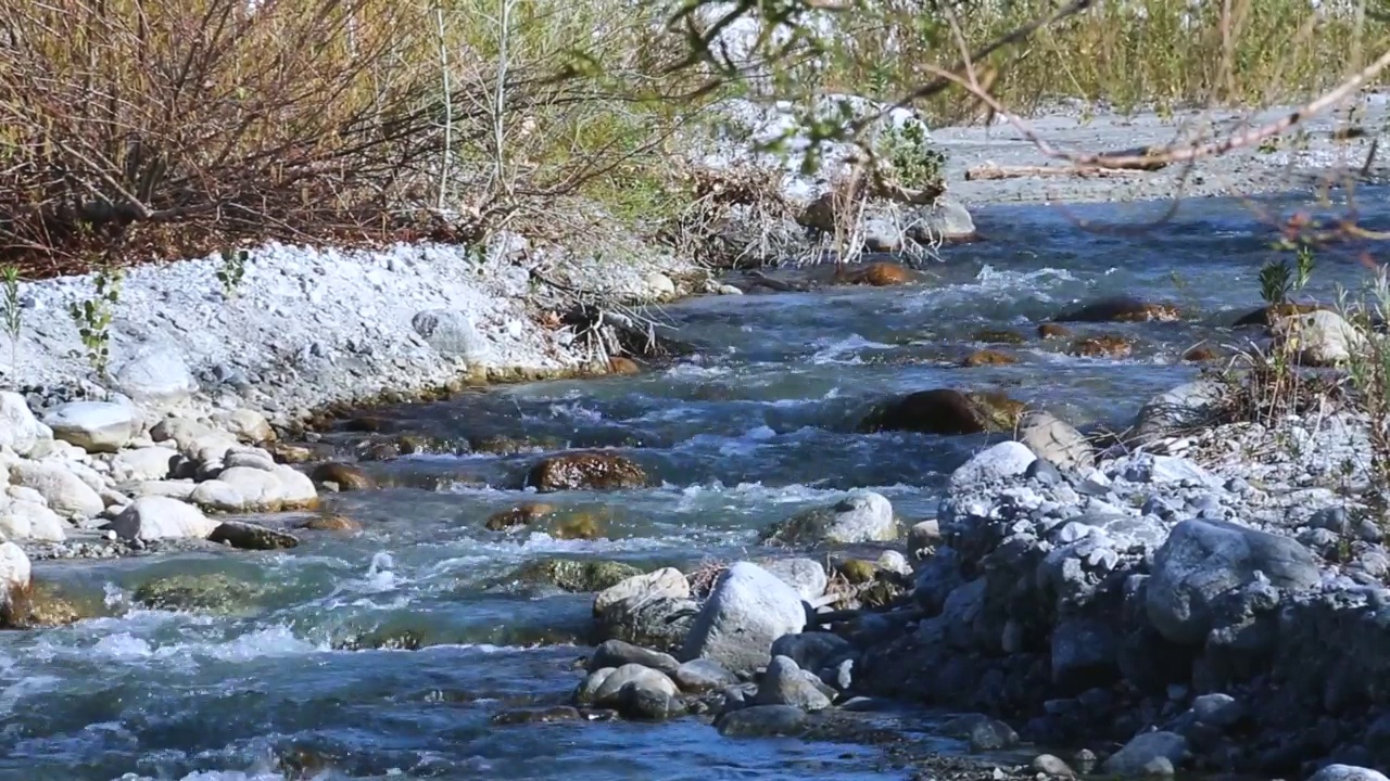 山河湍急，水流湍急，运动湍急，岩石快速录像视频素材