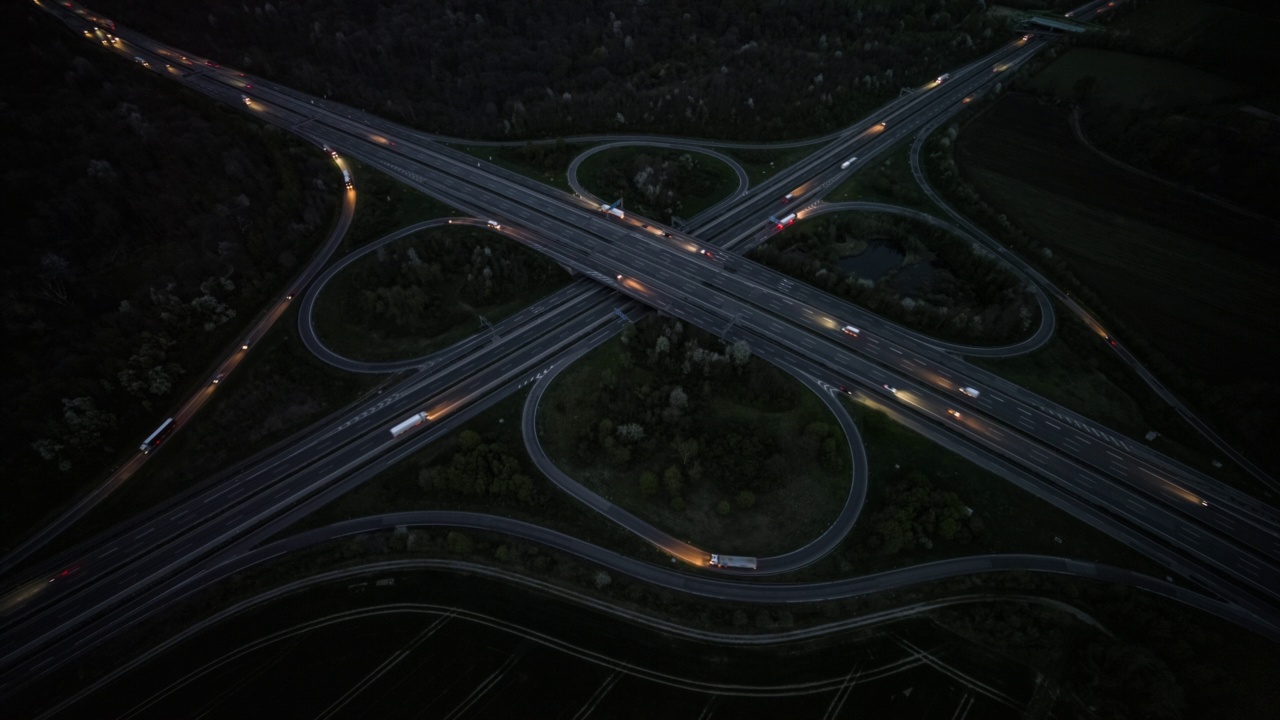 夜间高速公路十字路口的鸟瞰图视频素材