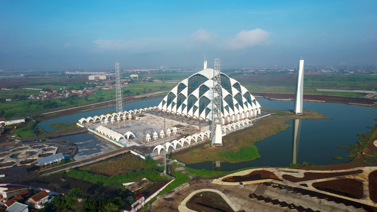 风景优美的万隆清真寺建筑鸟瞰图视频素材