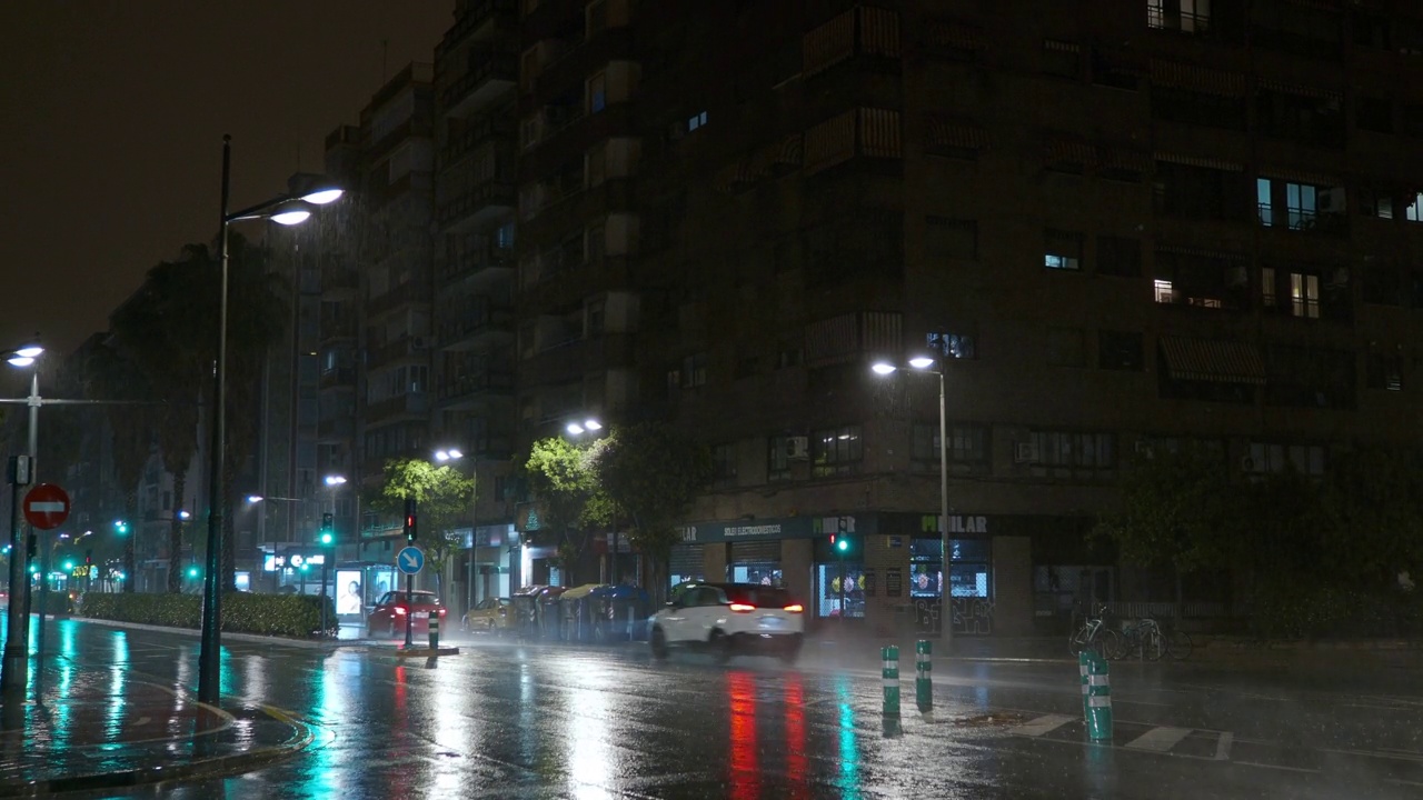 雨下的城市夜景，西班牙视频素材