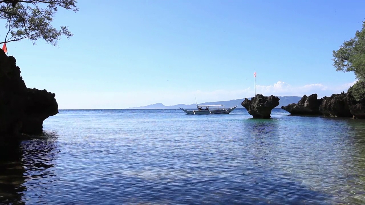 船在海上和天空/菲律宾视频素材