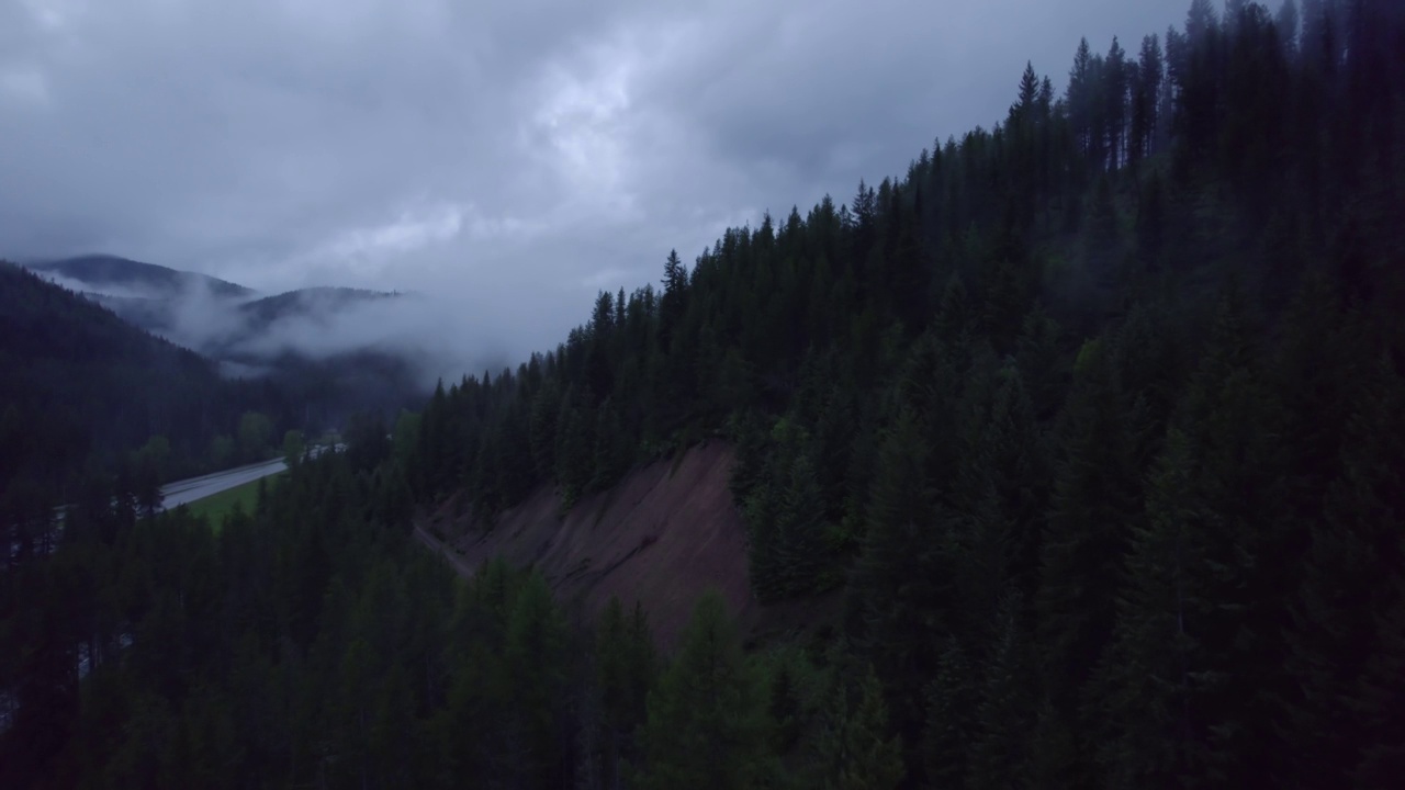 在山区的雨天，汽车和卡车在高速公路上行驶。视频素材