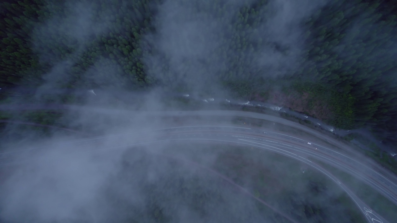 在山区的雨天，汽车和卡车在高速公路上行驶。视频素材