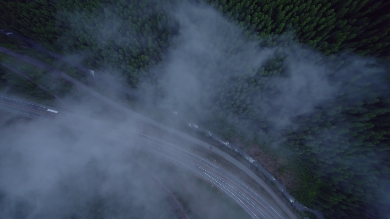 在山区的雨天，汽车和卡车在高速公路上行驶。视频素材