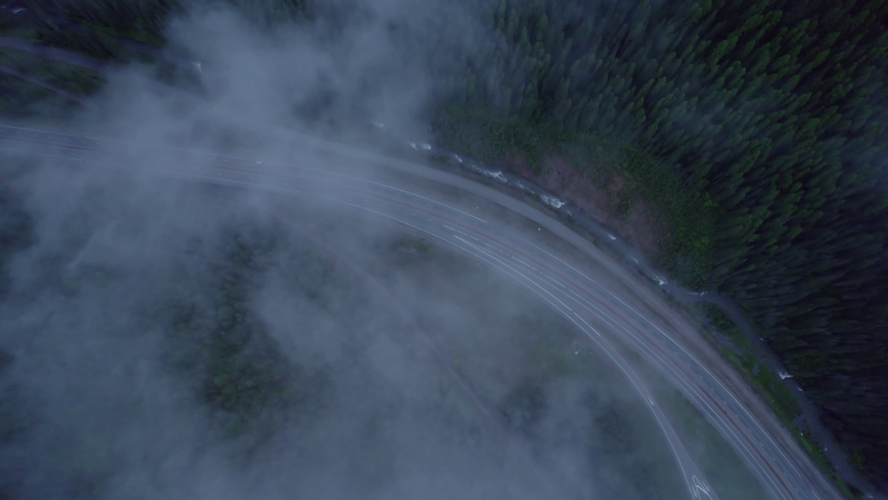 在山区的雨天，汽车和卡车在高速公路上行驶。视频素材