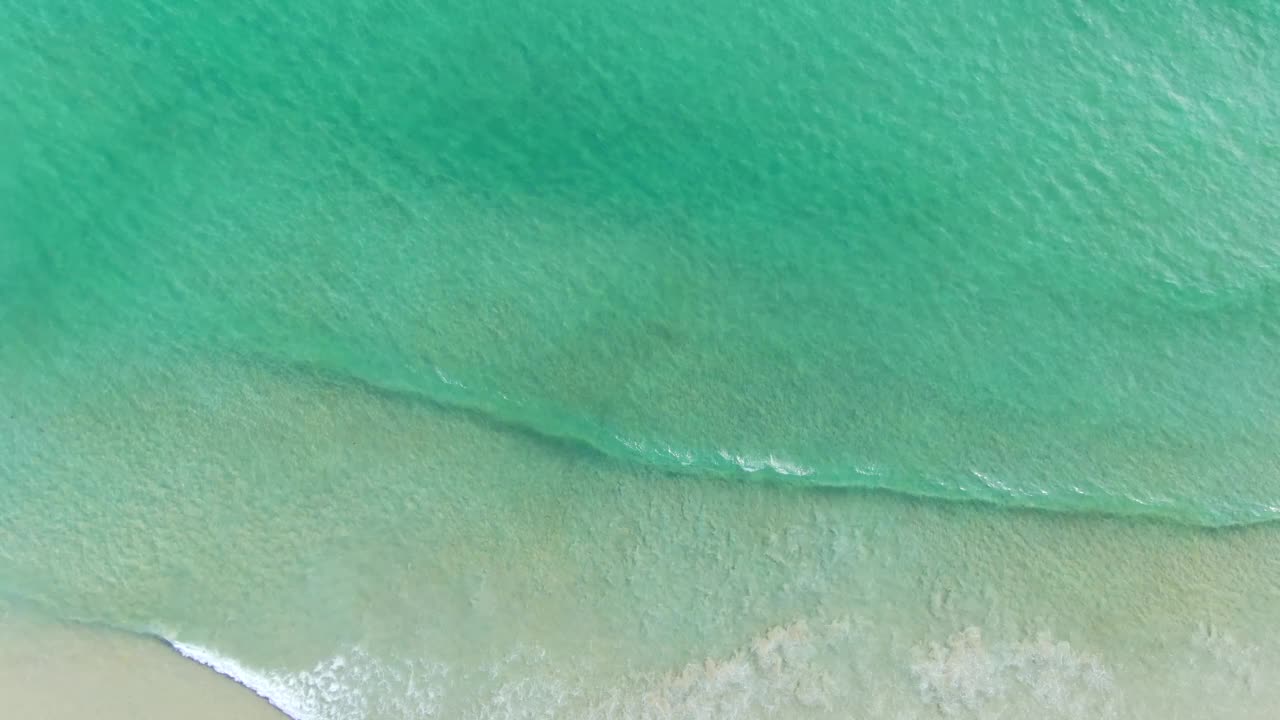 海滩热带阳光岛夏日天堂。以海岸白浪为背景。视频素材