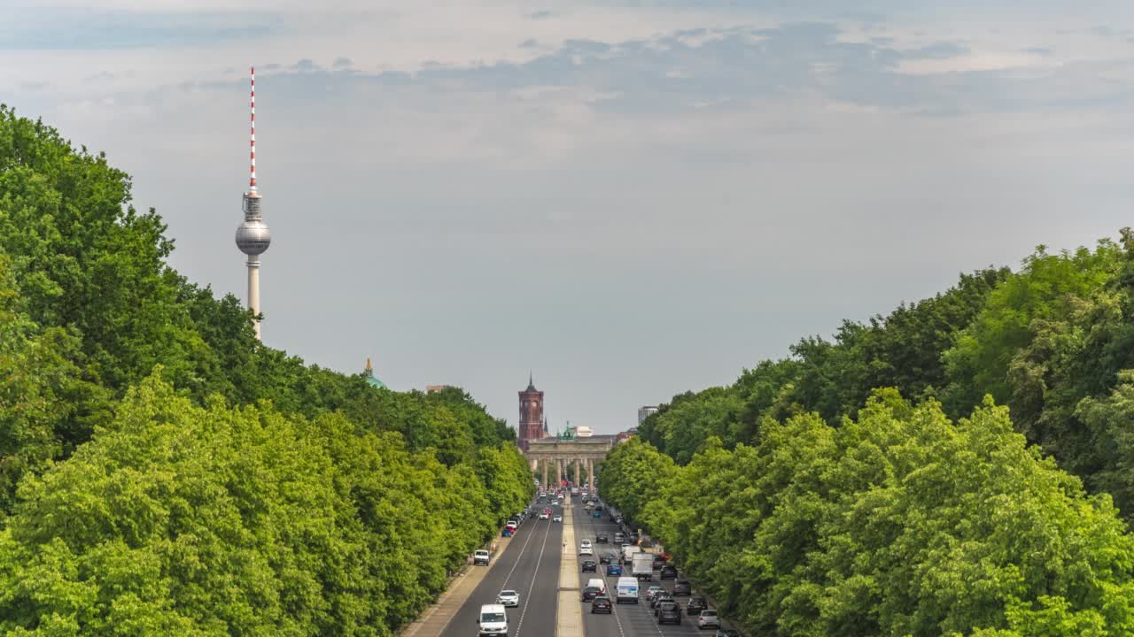 德国柏林时间推移4K，高角度查看勃兰登堡门和Tier花园城市天际线时间推移视频素材