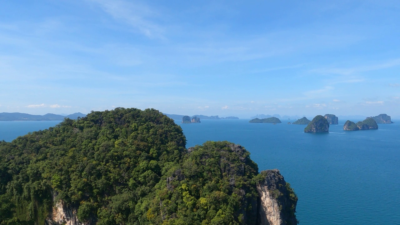 热带岛屿高角度观，海蓝色海水在港岛360景，甲米泰国自然景观视频素材