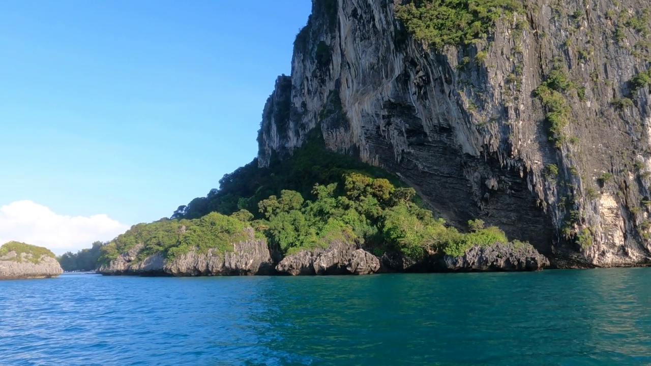 从船上俯瞰热带岛屿与海洋蓝色的海水，甲米泰国的自然景观视频素材