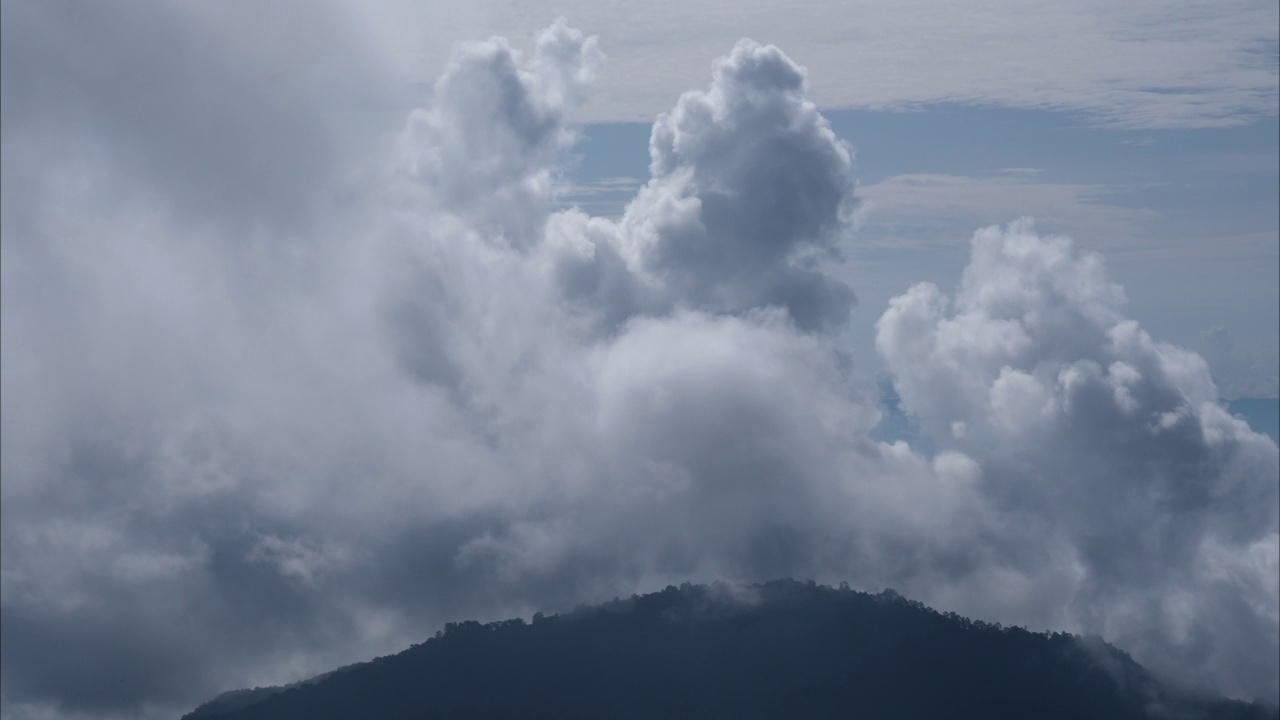 清晨热带山脉上雾海的鸟瞰图。泰国的层峦叠嶂。动态的自然景观背景。视频素材