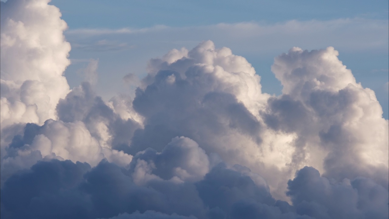 空中鸟瞰图，美丽的天空与云和太阳在一个夏天的一天。蓝天上白云的时间流逝，阳光灿烂。天空自然背景。视频素材